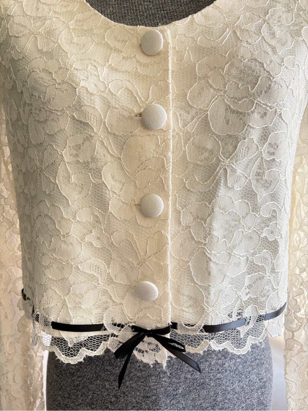 Vintage 90s CDC ivory cropped lace jacket/shirt with ribbon detail - Picture 5 of 12